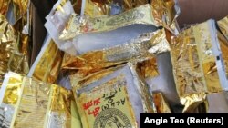 Bea Cukai Malaysia memajang 1187 kg Metamfetamin senilai 71 juta ringgit yang disita di Malaysia, 28 Mei 2018. (Foto: REUTERS/Angie Teo)