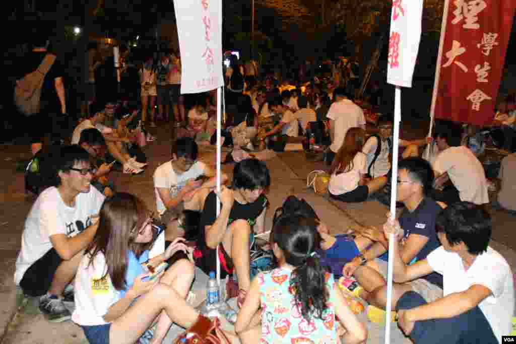 学联发起抗议梁振英拒绝对话公民抗命游行和留守礼宾府(美国之音图片/海彦拍摄)