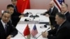 美国国务卿蓬佩奥（右）与中国外长王毅（左）2019年8月1日在泰国曼谷举行的东盟外长会议期间举行会晤。