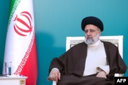 Presiden Iran Ebrahim Raisi selama pertemuan dengan mitranya dari Azerbaijan menjelang upacara peresmian Qiz Qalasi, bendungan ketiga yang dibangun bersama oleh Iran dan Azerbaijan di Sungai Aras. (Foto: AFP)