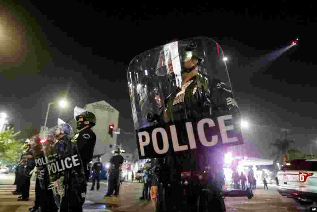 Police liboso ya batelemeli na Los Angeles, 3 novembre 2020. (AP Photo/Ringo H.W. Chiu)
