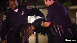 Seorang demonstran ditangkap karena melanggar jam malam di Baltimore, pasca kerusuhan awal Mei 2015. PBB tampaknya akan menyoroti kian maraknya konflik antara polisi dan warga minoritas di Amerika, pada Senin 11 Mei 2015. (REUTERS/Eric Thayer)