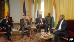 Líderes oeste-africanos durante o processo de mediação com Laurent Gbgbo, da Costa do Marfim (à direita) no Palácio presidencial. Da esquerda para a direita: o presidente do Benin, Boni Yayi; Pedro Pires o então presidente de Cabo Verde; e o presidente da