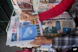 Surat kabar China Daily News menampilkan foto balon mata-mata China di distrik Chinatown Los Angeles Minggu, 5 Februari 2023. (Foto: AP)