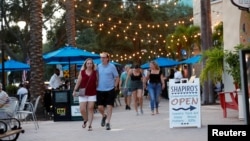 Arhiva - Ljudi šetaju bez maski po Bič drajvu, People walk without masks u Sent Piterzburgu, Florida, tokom pandemije koronavirusa, 6. avgusta 2021.