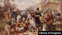Lukisan karya Jean Leon Gerome Ferris berjudul 'The First Thanksgiving' menceritakan tentang para peziarah dan penduduk asli Amerika sedang berkumpul dan berbagi makanan. (Foto: dok).