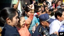 သမ္မတကကော် ဒေါ်ချိုချို (ဝဲဘက် ဒုတိယ) ဆန္ဒမဲပေးအပြီး တွေ့ရစဉ်။ (နိုဝင်ဘာ ၃၊ ၂၀၁၈)