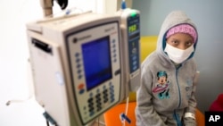 ARSIP - Cindy Vanessa Olayo Ramos asal Peru menunggu giliran untuk berbincang dengan pemain Miami Dolphins yang mengunjungi pasien, keluarag merek dan staf klinik kanker anak, Alex’s Place, di Miami, Florida tanggal 8 Desember 2014 (foto: AP Photo/J. Pat Carter)