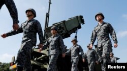 일본 자위대원들이 도쿄 시내 패트리엇(PAC-3) 요격시설 앞에서 이동하고 있다. (자료사진)