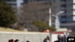 지난 6일 북한 평양에서 마스크를 쓴 행인들.