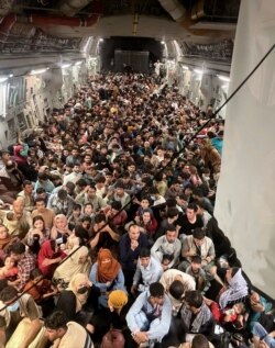 지난 15일 카불에서 이륙한 미 공군 C-17 글로브마스터 III 수송기에 탈레반 통치를 피해 탈출하는 아프가니스탄 주민들이 가득 타고 있다.