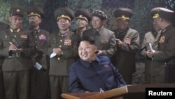 김정은 북한 국방위원회 제1위원장이 최근 해군함선 구분대와 지상포병 구분대들의 야간해상군사연습을 참관했다고 조선중앙통신이 16일 보도했다.