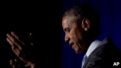 Presiden AS Barack Obama berbicara dalam acara makan malam di Syracuse University dalam pembagian penghargaan Toner Prize untuk peliputan politik terbaik, di Washington (28/3). (AP/Carolyn Kaster)