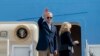 Presiden Joe Biden dan ibu negara Jill Biden tampak menaiki pesawat Air Force One untuk berangkat menuju Roma, Italia, pada 28 Oktober 2021. Biden akan menghadiri pertemuan kelompok negara G20. (Foto: AP/Gemunu Amarasinghe)