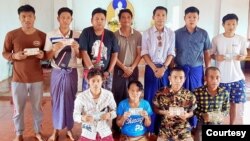 ဓါတ်ပုံ- အောက်တိုဘာလ ၈ ရက်နေ့က နစ်နာကြေးပြန်ရတဲ့ MOU အလုပ်သမား၇ ဦးနှင့် သူတို့အမှုအတွက် လိုက်လံဆောင်ရွက်ပေးသူများ