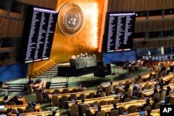 Monitor video menunjukkan pemungutan suara negara-negara anggota PBB di Majelis Umum PBB pada 12 Oktober 2022 di markas besar PBB, yang mendukung resolusi yang mengecam referendum ilegal oleh Rusia di Ukraina. (Bebeto Matthews/AP)