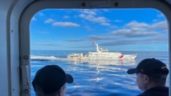 一艘中國海警船在南中國海第二托馬斯淺灘（Second Thomas Shoal，中國稱仁愛礁）附近干擾菲律賓海岸警衛隊運輸船隻。（美聯社）