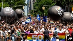 Orang-orang berpartisipasi dalam pawai LGBT Pride, Minggu, 30 Juni 2019, di New York. (Foto: AP / Craig Ruttle)