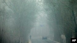Kabut asap tebal dari polusi udara di Pingshan, daerah Shijiazhuang di provinsi Hebei, China bagian utara (26/2). 