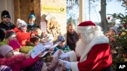 Sinterklas bersama anak-anak di kantor pos Natal terpopuler di desa Himmelpfort (Heaven's Door), Berlin utara, Jerman, 14 November 2019. (Foto: dok).