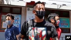 Warga negara Australia, William Cabantog (tengah) meninggalkan penjara Kerobokan di Bali, Sabtu, 25 Juli 2020. (Foto: AP)