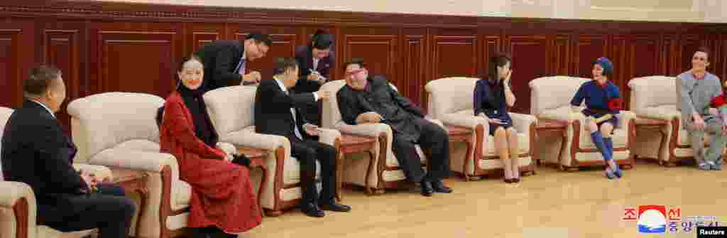 2018年4月16日,朝鲜领导人金正恩及其夫人李雪主和中共中央对外联络部部长宋涛以及芭蕾舞剧《红色娘子军》的演员在平壤。朝鲜前两代领导人金日成和金正日在出国访问或者会见外宾时,不偕同夫人。而金正恩不同,李雪主参加外事活动。