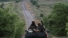 Tentara Ukraina mengendarai truk pick-up dekat garis depan yang terletak dekat Kota Vovchansk, di wilayah Kharkiv, Rabu, 12 Juni 2024. (Foto: Viacheslav Ratynskyi/Reuters)