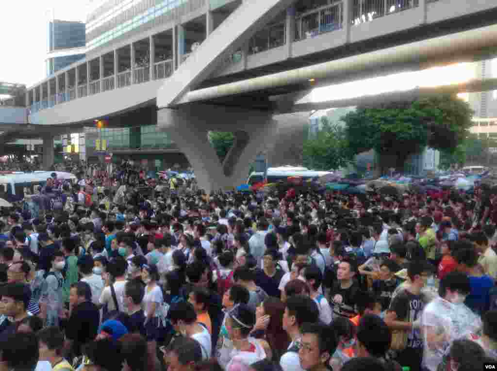 港人聲援佔中抗拒警方封鎖中環金鐘多處癱瘓(美國之音海彥拍攝)