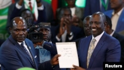 William Ruto (D) azwi mokanda motalisi elonga naye na maponami ma mokonzi ya mboka na Kanya, Nairobi, 15 aout 2022.
