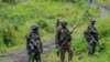 Anggota kelompok pemberontak M23 rebels berjaga dengan senjata masing-masing di wilayah Kibumba, di sebelah timur Republik Demokratik Kongo, pada 23 Desember 2022. (Foto: AP/Moses Sawasawa)