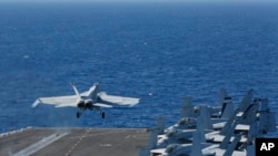 Jet tempur F/A-18E Super Hornet lepas landas dari geladak kapal induk USS Abraham Lincoln, 3 Mei 2019. 