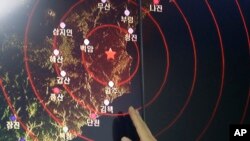 북한이 5차 핵실험을 실시한 지난해 9월 9일, 한국 서울 기상청 관계자가 핵실험으로 인한 인공지진의 진앙지인 함경북도 길주군 풍계리 부근을 가리키고 있다.