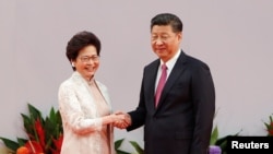 林鄭月娥2017年7月1日在香港主權移交20週年之際宣誓就職後，與中國國家主席習近平握手