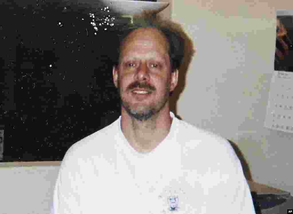 拉斯维加斯枪手史蒂芬·帕多克(Stephen Paddock),他向音乐会观众开枪,造成数十人死亡,数百人受伤。 他有赌博习惯。 监管机构表示,他们正在排查可能包含可疑交易或货币报告的资料。
