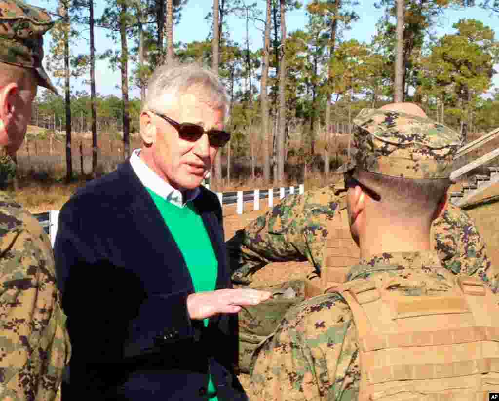 Menteri Pertahanan Chuck Hagel berbicara pada marinir di lokasi pelatihan ketika mengobservasi unit infantri eksperimental yang akan membantu menilai lowongan pekerjaan bidang tempur yang bisa dibuka untuk perempuan pada tahun 2016, Camp Lejeune, North Carolina, 18 November 2014.