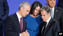 옌스 스톨텐베르그(왼쪽) 북대서양조약기구(NATO∙나토) 사무총장이 1일 노르웨이 오슬로에서 이틀째 진행된 나토 외교장관 회의 도중 토니 블링컨(오른쪽) 미 국무장관, 아날레나 베어보크 독일 외무장관과 환담하고 있다. 