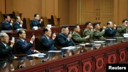 지난 9일 평양 만수대의사당에서 최고인민회의 제13기 제1차회의가 진행됐다고 조선중앙통신이 10일 보도했다. 김영남 최고인민회의 상임위원장(왼쪽 세번째)이 김정은 국방위 제1위원장(왼쪽 네번째) 바로 옆에 앉았다.