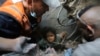 Warga Palestina mencoba menarik seorang gadis keluar dari reruntuhan bangunan yang hancur akibat serangan udara Israel di kamp pengungsi Jabaliya, Jalur Gaza utara, Rabu, 1 November 2023. (Foto: AP)