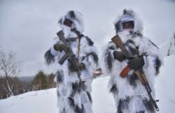 军人们在乌克兰西部的利沃夫附近的亚沃里夫练兵场操练。(2022年1月28日)