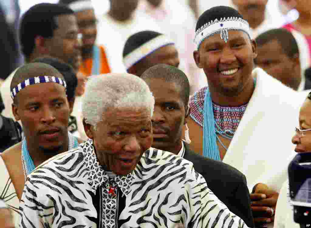 Ex-Presidente sul-africano, Nelson Mandela, ao centro, seguido pelo seu neto Mandla Mandela, atrás à direita, chegam à cerimónia em Mvezo, África do Sul, Abril 16, 2007.