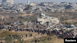 Palestinezët e zhvendosur derisa po ktheheshin tek shtëpitë e tyre në pjesën veriore të Gazës, më 27 janar, 2025/Reuters