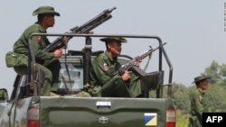 လုံခြုံရေးယူထားတဲ့ မြန်မာစစ်တပ် တပ်ဖွဲ့ဝင်များကို ရခိုင်ပြည်နယ်က ရွာတရွာမှာ တွေ့ရ။ (အောက်တိုဘာ ၁၆၊ ၂၀၁၆)