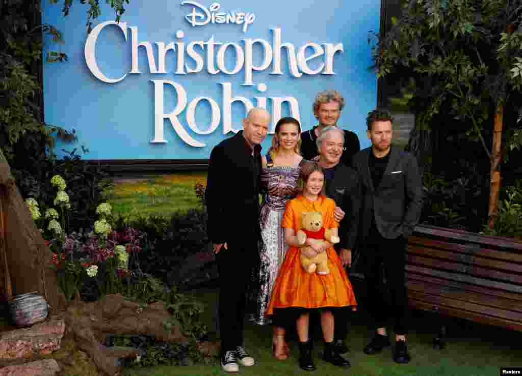 演员Ewan McGregor,Jim Cummings,Simon Farnaby,Bronte Carmichael和Hayley Atwell以及导演Marc Forster于2018年8月5日出席在英国伦敦举行的电影《挚友维尼》欧洲首演。《挚友维尼》改编自艾伦·米恩的儿童小说《小熊维尼》和迪士尼同名系列动画。故事的时间背景设定在二战前后,在英国乡下的某处有个秘密出入口,可通往一座世外桃源—“百亩森林”,当地住着小熊维尼、跳跳虎、小猪、兔子瑞比、驴子屹耳、猫头鹰、小袋鼠小豆和袋鼠妈妈等与世无争的动物居民,小男孩克里斯多弗‧罗宾是唯一知道这个秘境的人,影片纯属奇幻喜剧冒险片。