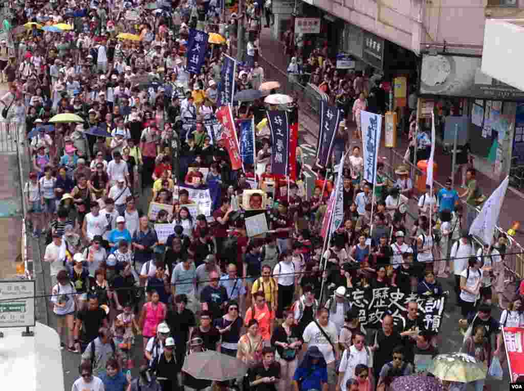 數萬港人參加七一大游行誓言守護香港(美國之音海彥拍攝)