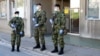 Pripadnici Vojske Srbije, sa zaštitnim medicinskim maskama i u rukavicama, obezbeđuju objekte u gradovima po Srbiji. (Foto: Fejsbuk stranica Ministarstva odbrane Srbije)