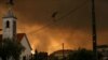 Helikopter pemadam kebakaran terbang melintasi wilayah Leiria, Portugal, untuk mengatasi kebakaran di wilayah tersebut pada 13 Juli 2022. (Foto: Reuters/Rodrigo Antunes)