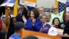 Senator Catherine Cortez Masto (baju biru) merayakan kemenangan pemilu bersama pendukungnya di Las Vegas, Nevada (12/11). Kemenangan Senator Catherine Cortez Masto di negara bagian Nevada memberi Partai Demokrat 50 kursi Senat AS. 