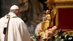 Paus Fransiskus saat memimpin misa malam Natal di Basilika Santo Petrus, Vatikan, Kamis, 24 Desember 2020. (Foto: Vincenzo Pinto/Pool Photo via AP)