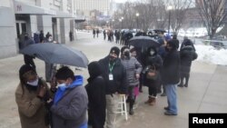 Antrean warga AS untuk vaksinasi COVID-19 di luar stadion Yankee di kawasan Bronx, New York, 5 Februari 2021. (Foto: dok)
