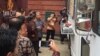 Wakil presiden Jusul Kalla berinteraksi dengan para pemilik food truck asal Indonesia di Washington, DC (Dok: VOA)